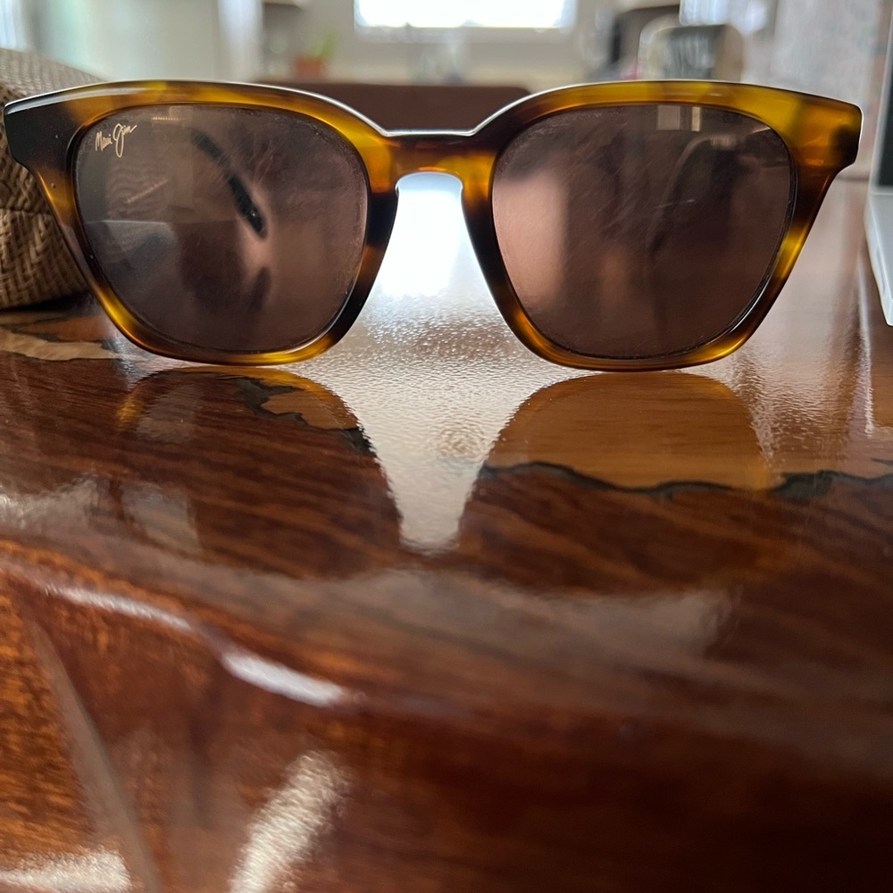 Polarized, women’s tortoise shell Maui Jim’s. Great condition!